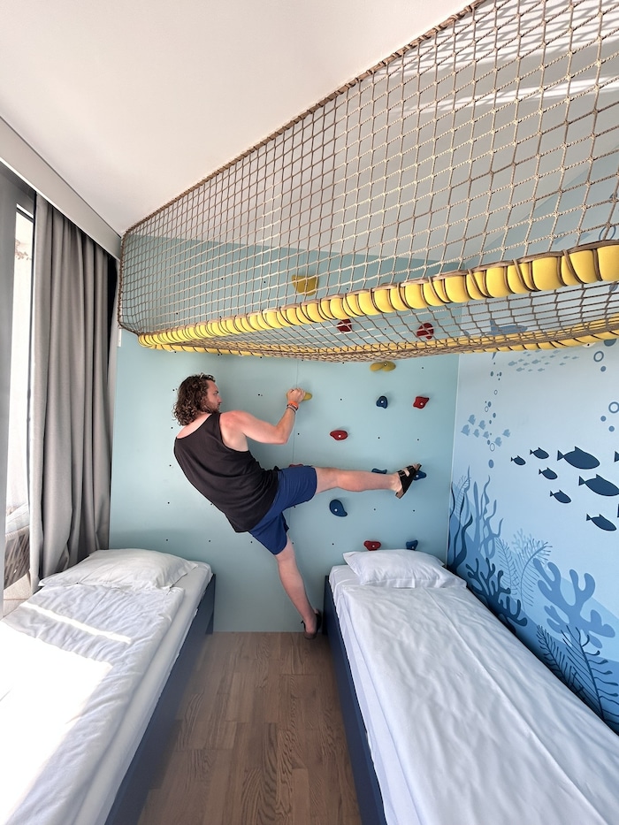 Klettern im eigenen Zimmer? Im Diadora offenbar völlig normal.
