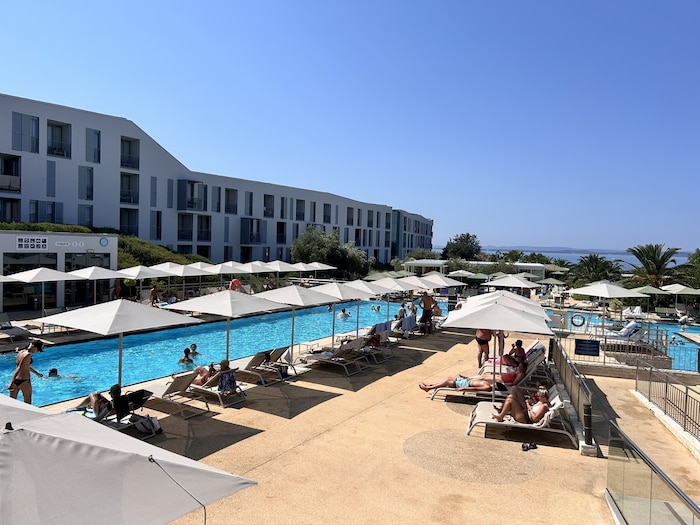 Mehrere Pools und eine Wasserrutsche gehören zum Familienprogramm.