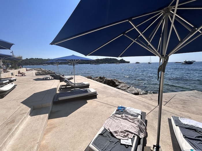Auch am Strand wartet ein eigener Bereich für Hotelgäste.