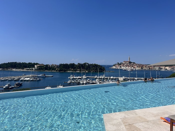 Unser Favorit ist wenig überraschend der Infinity-Pool mit Meerblick.