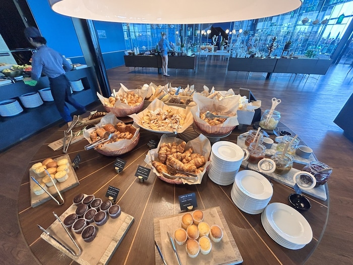 Frühstück gibt es als Kombination aus kleinem Buffet und À-la-carte-Auswahl.