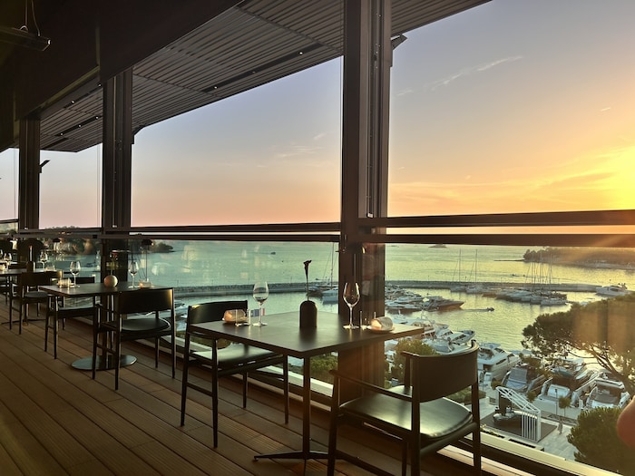 Sieben Gänge, Sonnenuntergang und bei uns Cocktails statt klassischer Weinbegleitung.