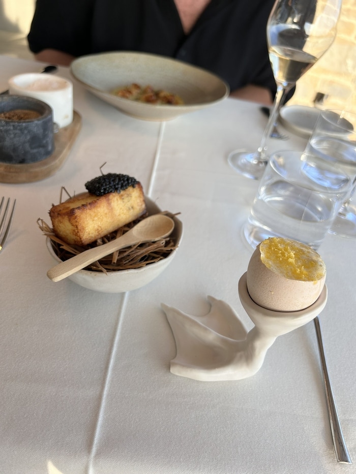 Beim Abendessen wird es exklusiv – die Stimmung bleibt trotzdem angenehm locker.
