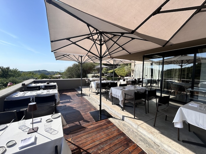 Das Restaurant mit einer traumhaften Aussicht in die Natur.