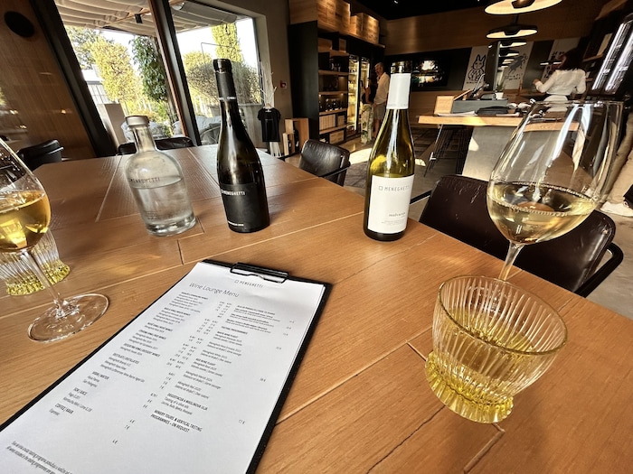 Natürlich lassen wir uns eine Weinverkostung im Wine Hotel nicht entgehen.