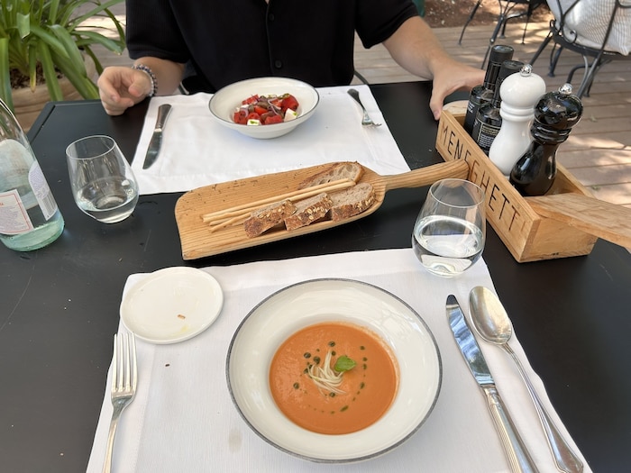 Gazpacho darf beim Lunch natürlich nicht fehlen.