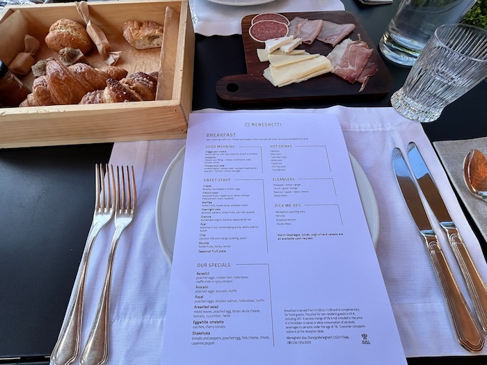 Brot, Käse, Wurst und À-la-carte-Gerichte machen den Start in den Tag angenehm entspannt.