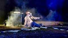 „Zwei Seelen wohnen, ach, in meiner Brust“: Dominique Horwitz als zum Sterben bereiter Faust bei ...