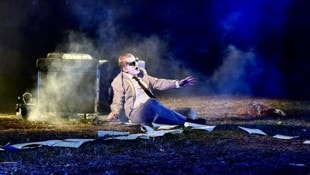„Zwei Seelen wohnen, ach, in meiner Brust“: Dominique Horwitz als zum Sterben bereiter Faust bei ...