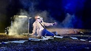 „Zwei Seelen wohnen, ach, in meiner Brust“: Dominique Horwitz als zum Sterben bereiter Faust bei ...
