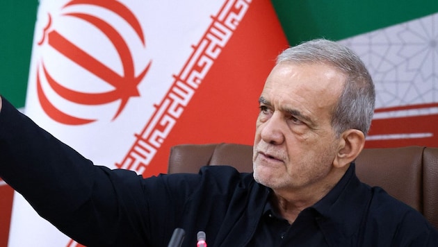 Irans Präsident Masoud Pezeshkian spricht von einem „umfassenden Krieg auf wirtschaftlicher, ...