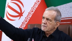 Irans Präsident Masoud Pezeshkian spricht von einem „umfassenden Krieg auf wirtschaftlicher, ...