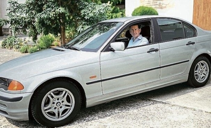 Der Ex-Kanzler auf dem heimatlichen Hof in Zogelsdorf in seinem neuen alten BMW