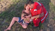 Überglücklich: Frauerl Regine mit ihrer „Paula“ und Einsatzleiter Waldl von der Tierrettung ...