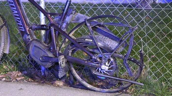Das demolierte E-Bike zeugt von der Wucht der Kollision.
