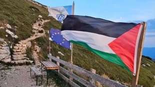 Das Rifugio Stivo oberhalb des Gardasees: Die Flagge sorgt vielfach für erhitzte Gemüter.