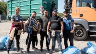 Pfandsammler stehen nach dem Festival bereit: Jetzt geht es um jede Dose.