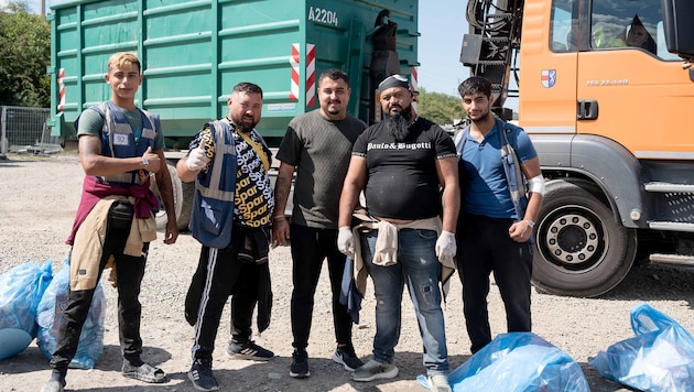Pfandsammler stehen nach dem Festival bereit: Jetzt geht es um jede Dose.