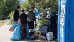 Pfandsammler stehen nach dem Festival bereit: Jetzt geht es um jede Dose.