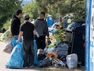Pfandsammler stehen nach dem Festival bereit: Jetzt geht es um jede Dose.