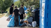 Pfandsammler stehen nach dem Festival bereit: Jetzt geht es um jede Dose.