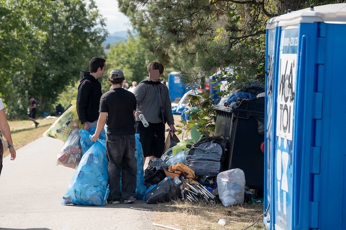Die Camper sind bereits verschwunden, ihre Hinterlassenschaften sind heiß begehrt.