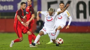 Marco Sahanek (li. hier noch im Admira-Dress) trifft zum Stadtliga-Auftakt für Helfort im ...