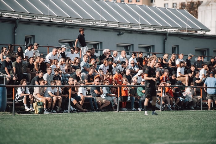 Die Zuschauer von LAC Inter erlebten ein wahres Karten-Festival