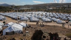 In einem griechischen Migrantenlager wurden fünf Menschen bei Ausschreitungen verletzt ...