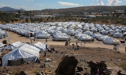 In einem griechischen Migrantenlager wurden fünf Menschen bei Ausschreitungen verletzt ...