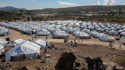 In einem griechischen Migrantenlager wurden fünf Menschen bei Ausschreitungen verletzt ...