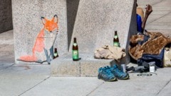 Trotz Alkoholverbots wird der Bahnhofs-Fuchs immer wieder Zeuge des täglichen Biertrinkens. 