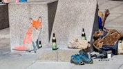 Trotz Alkoholverbots wird der Bahnhofs-Fuchs immer wieder Zeuge des täglichen Biertrinkens. 