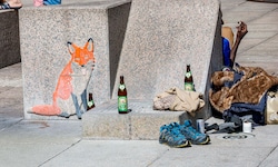 Trotz Alkoholverbots wird der Bahnhofs-Fuchs immer wieder Zeuge des täglichen Biertrinkens. 
