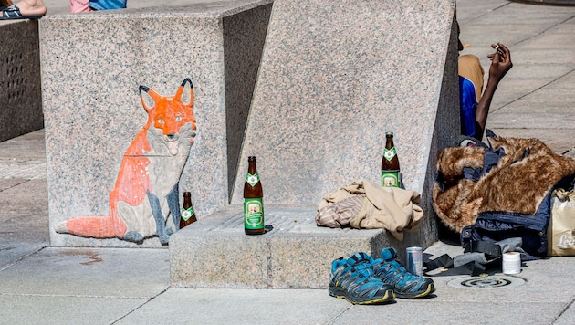 Trotz Alkoholverbots wird der Bahnhofs-Fuchs immer wieder Zeuge des täglichen Biertrinkens.