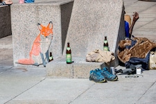 Trotz Alkoholverbots wird der Bahnhofs-Fuchs immer wieder Zeuge des täglichen Biertrinkens. 