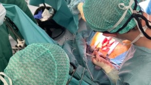 Der Patient musste zweimal operiert werden (Symbolbild).  