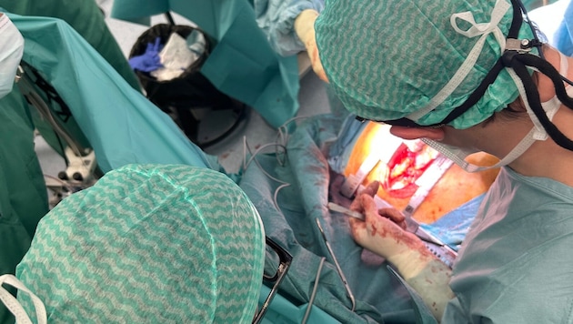 Der Patient musste zweimal operiert werden (Symbolbild).