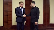 Von links: Deutschlands Außenminister Johann Wadephul mit dem ukrainischen Präsidenten Wolodymyr ...