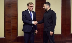 Von links: Deutschlands Außenminister Johann Wadephul mit dem ukrainischen Präsidenten Wolodymyr ...