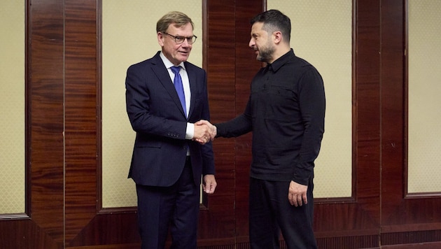 Von links: Deutschlands Außenminister Johann Wadephul mit dem ukrainischen Präsidenten Wolodymyr ...