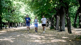 „Dauerläufer“ Franz Wanzenböck (67) und Gina Schmutz (72) mit Lauftrainer Walter Kraus bei der ...