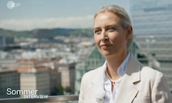 Die AfD-Chefin beim Interview über den Dächern Wiens