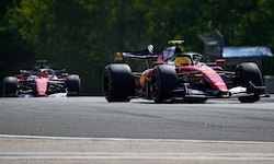 Lewis Hamilton (re.) ärgerte sich über seinen Teamkollegen Charles Leclerc.