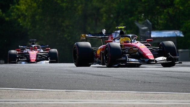 Lewis Hamilton (re.) ärgerte sich über seinen Teamkollegen Charles Leclerc.