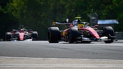 Lewis Hamilton (re.) ärgerte sich über seinen Teamkollegen Charles Leclerc.