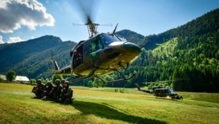 Auch Luftlandeübungen trainieren die Soldaten des Jagdkommandos.