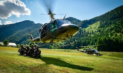 Auch Luftlandeübungen trainieren die Soldaten des Jagdkommandos.