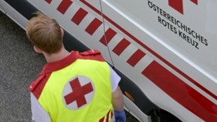 Die Rettung brachte die Frau ins Krankenhaus (Symbolbild)
