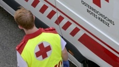 Der verunfallte Motorradfahrer wurde mit dem Rettungshubschrauber C15 in das LKH Steyr geflogen ...